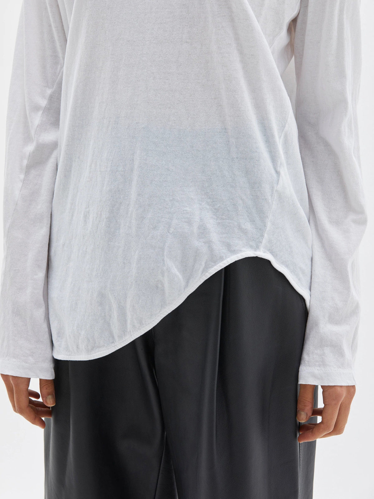 Bassike / Regular Scoop Hem Longsleeve T-Shirt / White