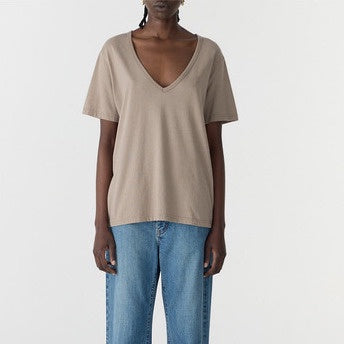 Bassike / Classic V-Neck T-Shirt / Acid Taupe